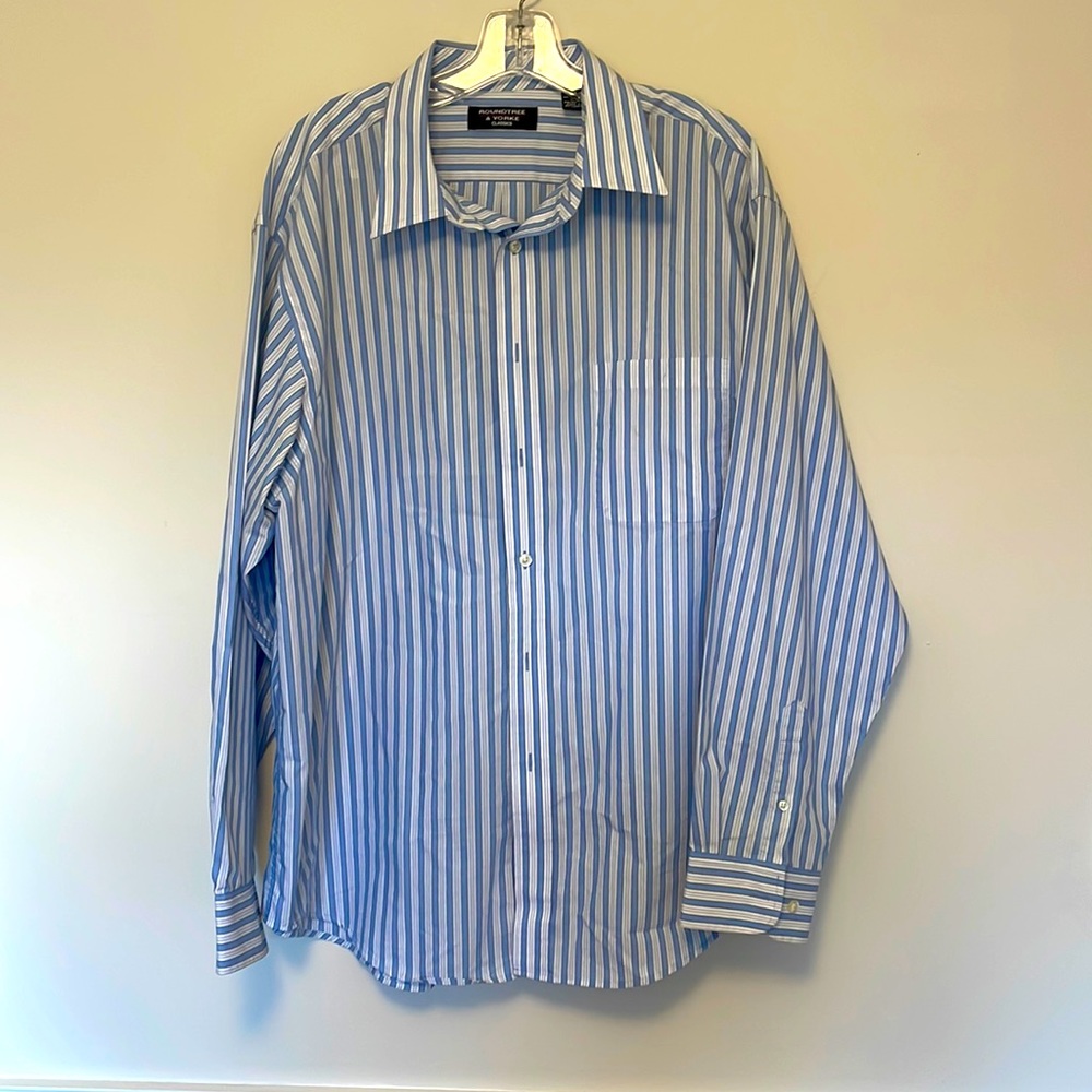 Roundtree & Yorke Classic long sleeve dress shirt. Men’s XL. Blue and white.